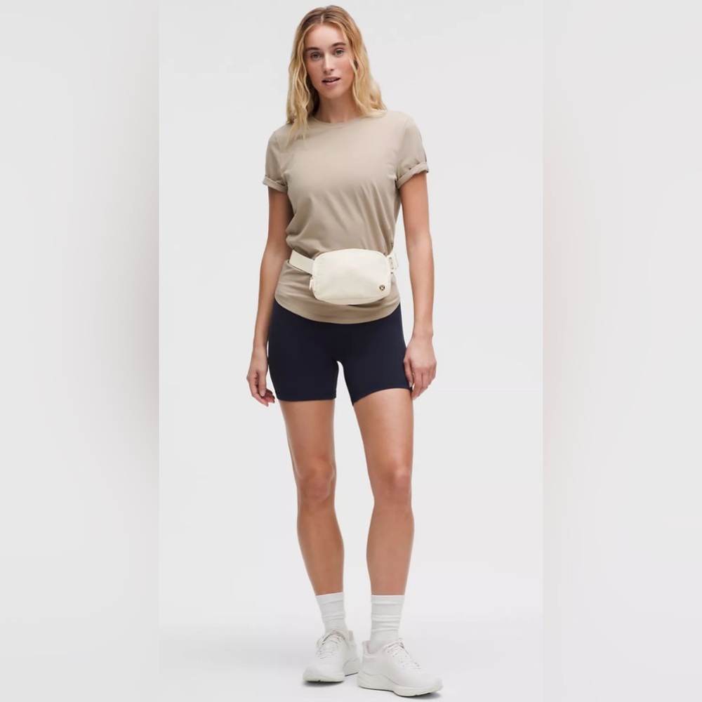 Lululemon Everywhere of white belt bag